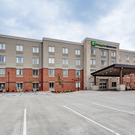 Holiday Inn Express & Suites Manhattan By Ihg Exterior photo
