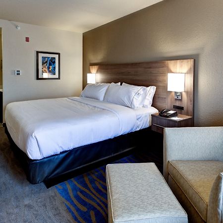 Holiday Inn Express & Suites Manhattan By Ihg Exterior photo