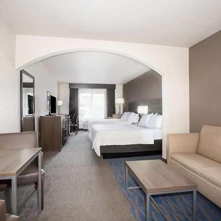 Holiday Inn Express & Suites Manhattan By Ihg Exterior photo