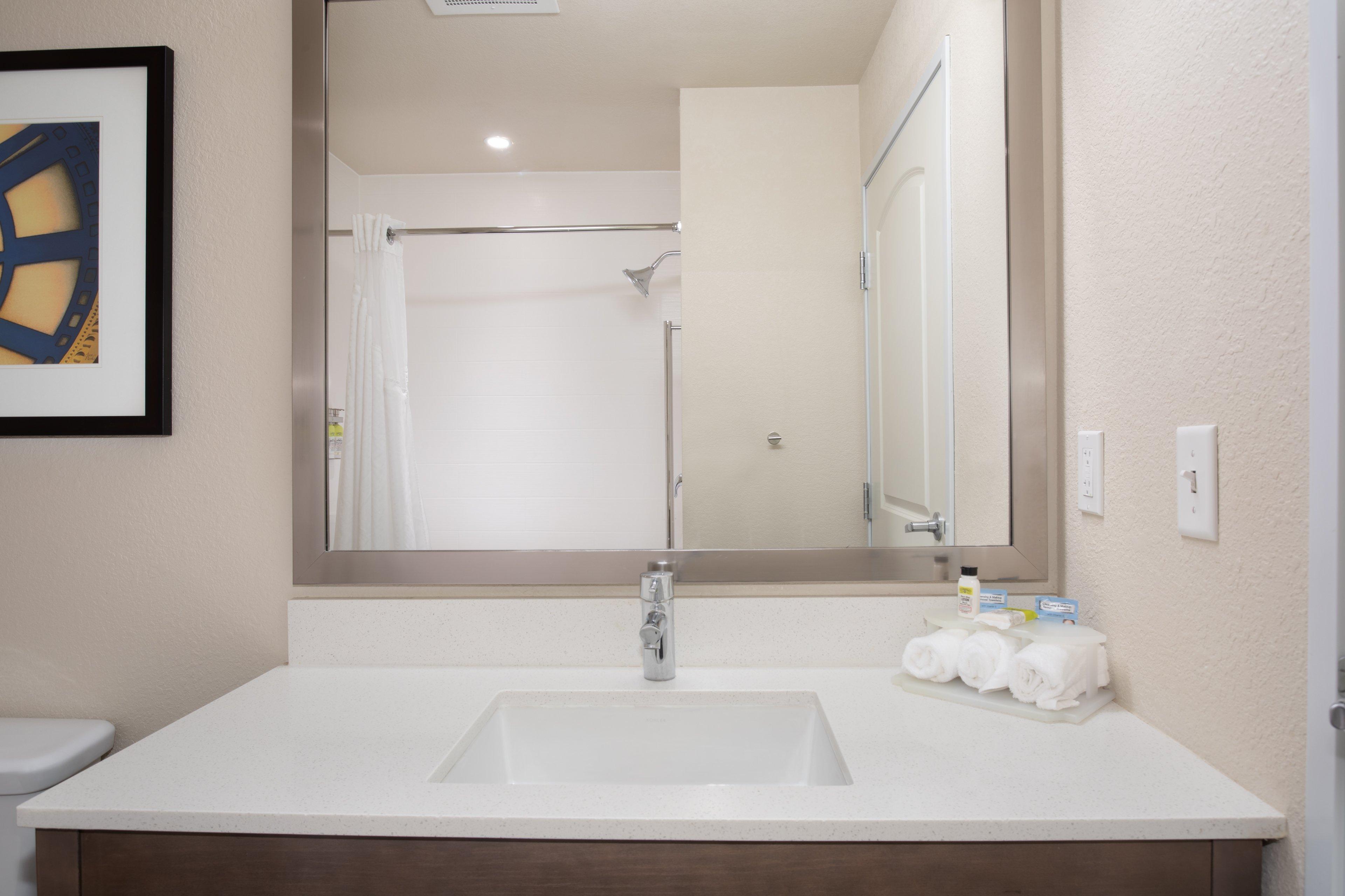 Holiday Inn Express & Suites Manhattan By Ihg Exterior photo