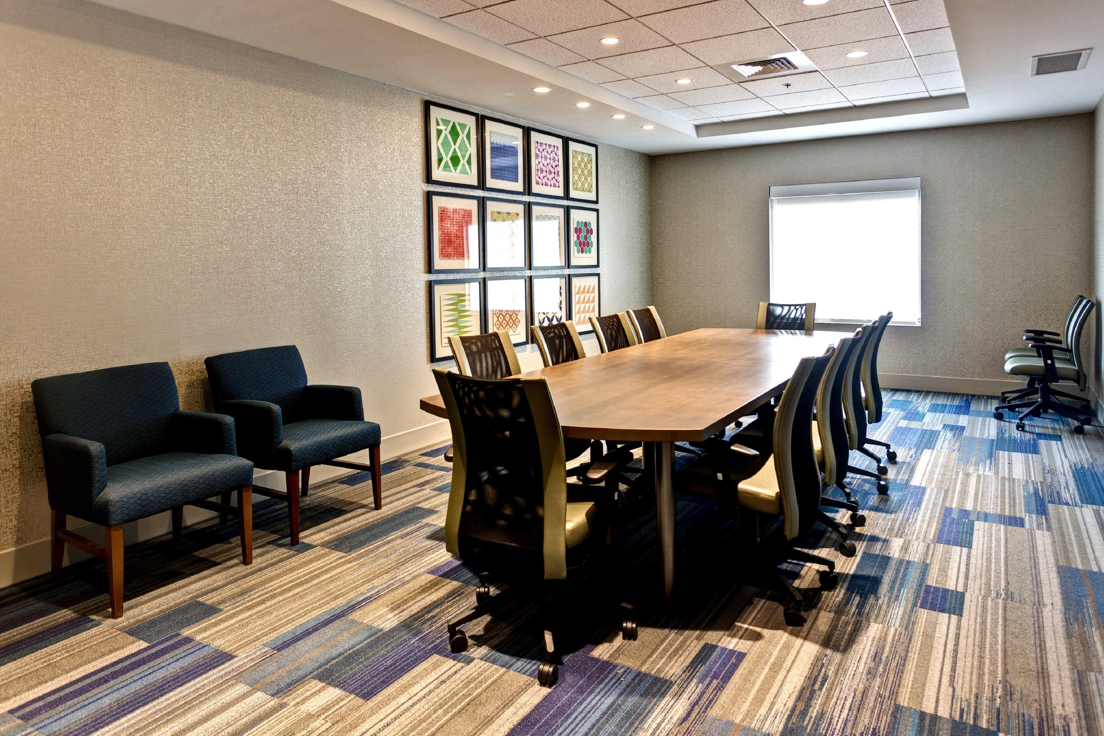 Holiday Inn Express & Suites Manhattan By Ihg Exterior photo