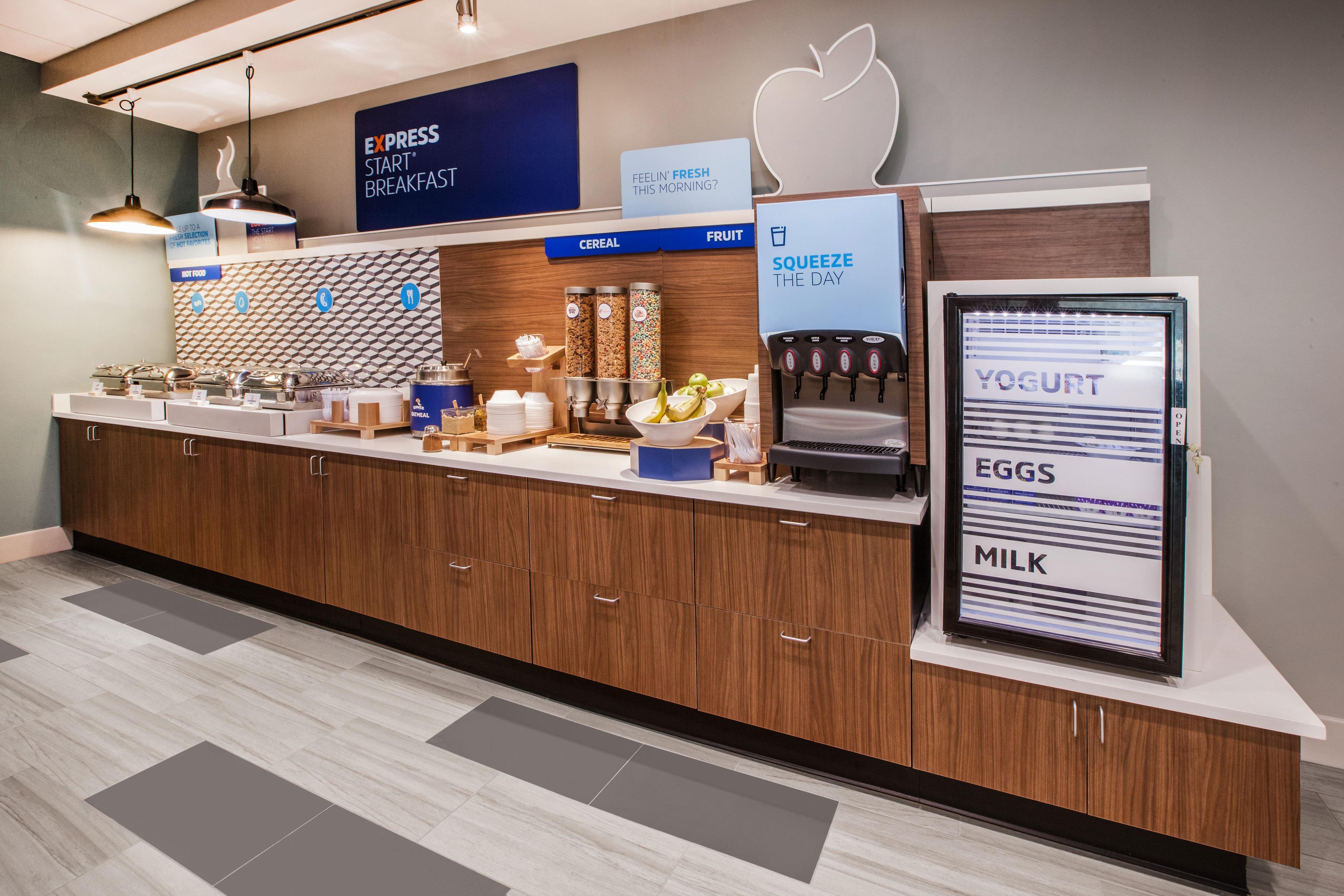 Holiday Inn Express & Suites Manhattan By Ihg Exterior photo