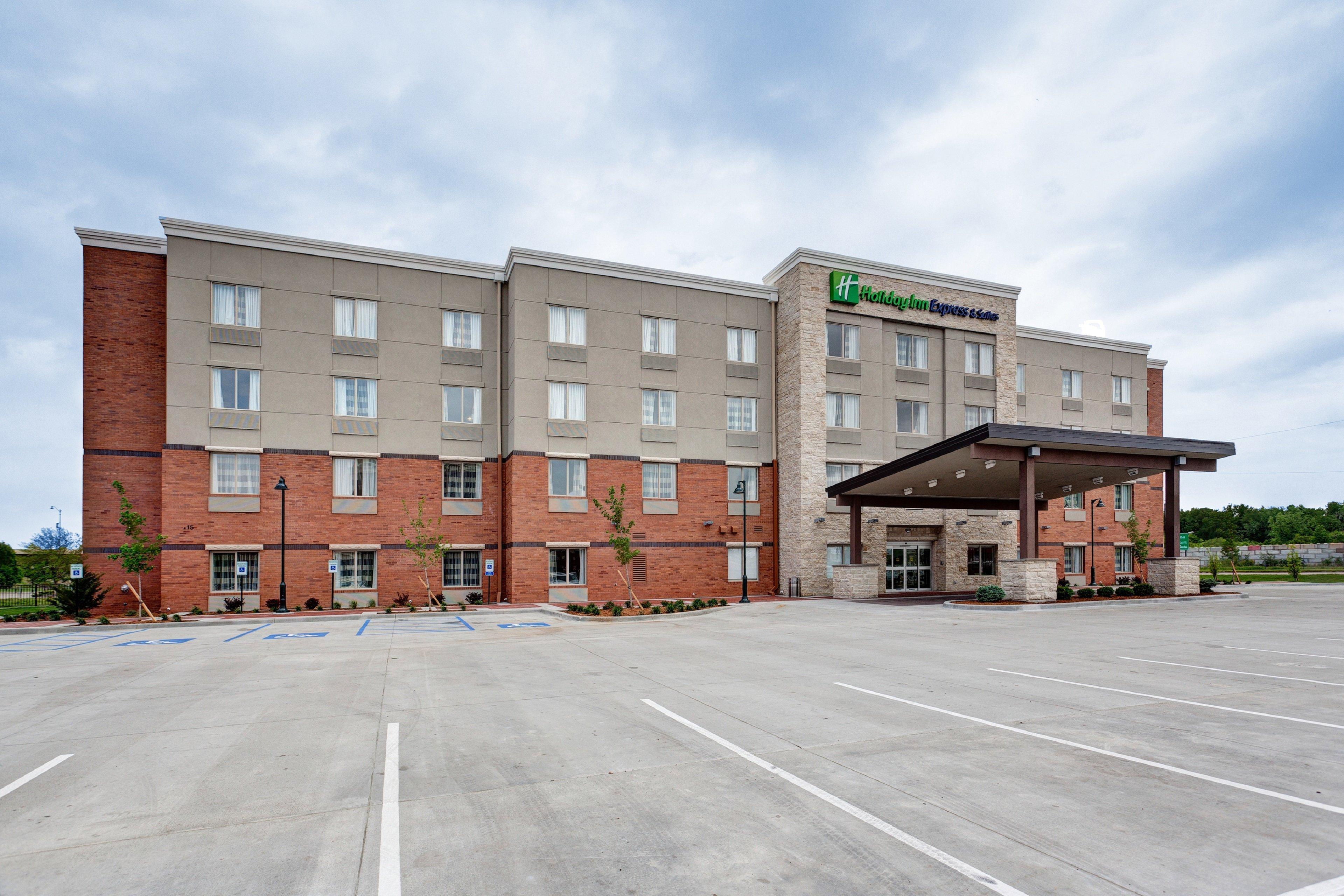 Holiday Inn Express & Suites Manhattan By Ihg Exterior photo