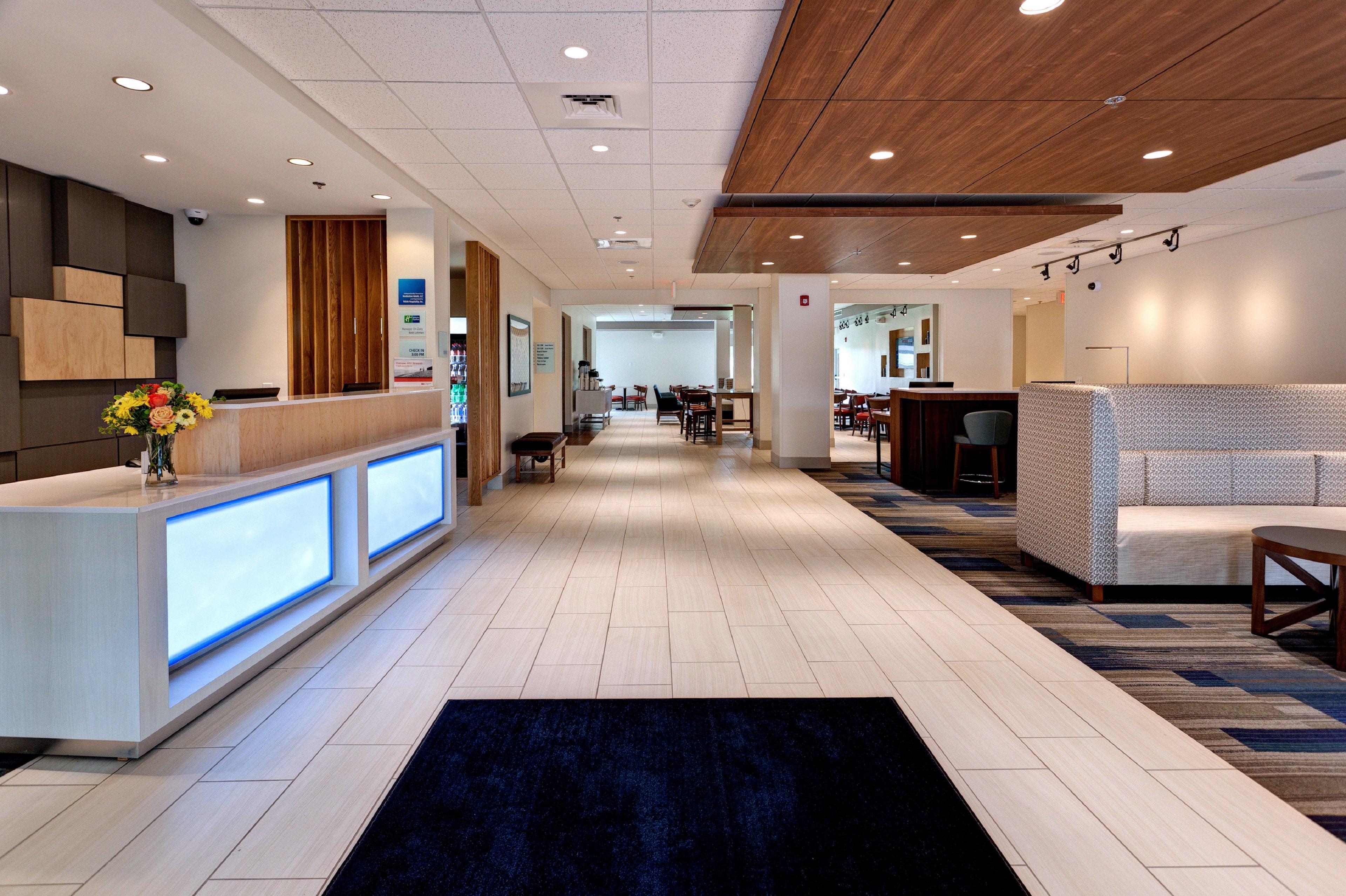 Holiday Inn Express & Suites Manhattan By Ihg Exterior photo