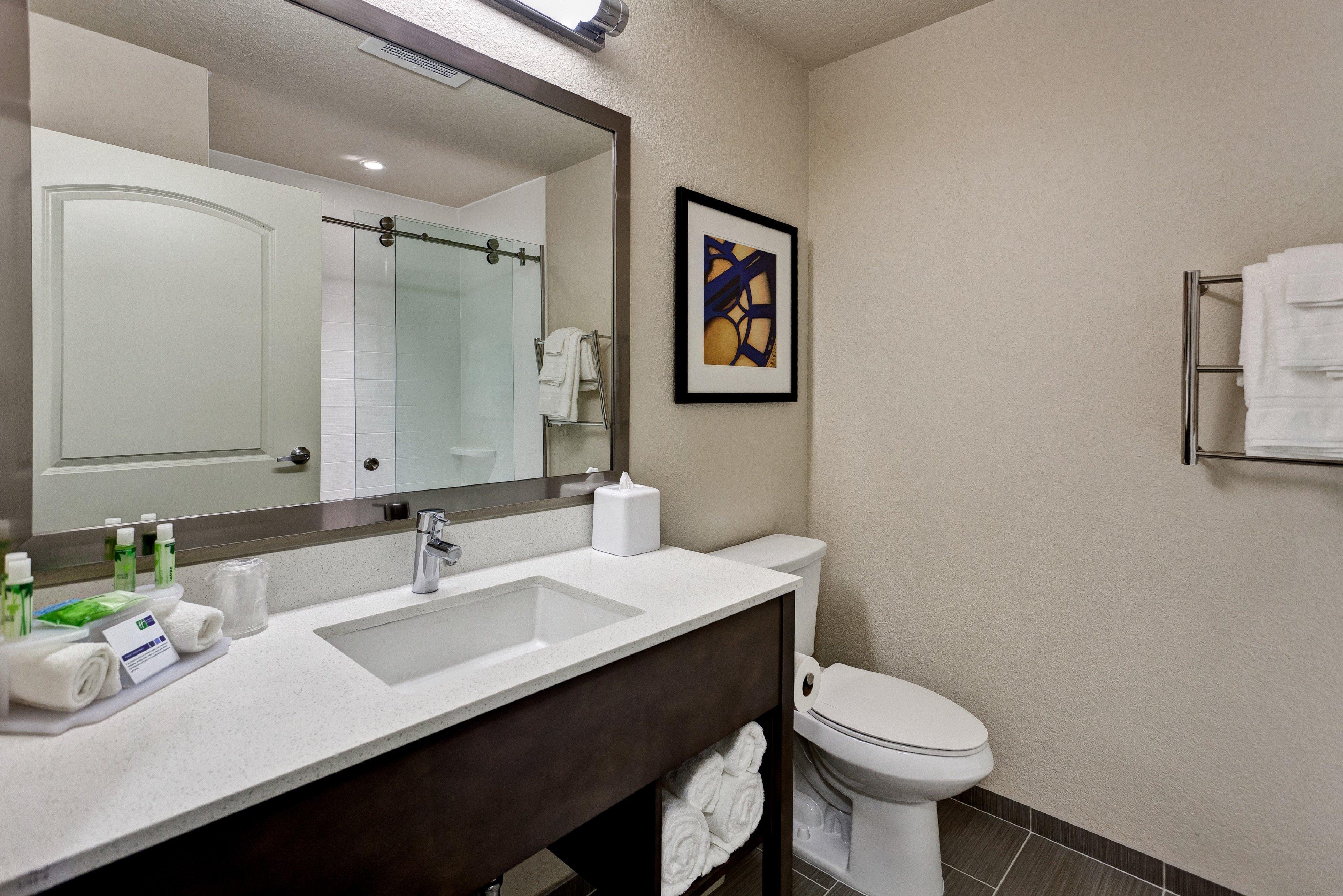 Holiday Inn Express & Suites Manhattan By Ihg Exterior photo
