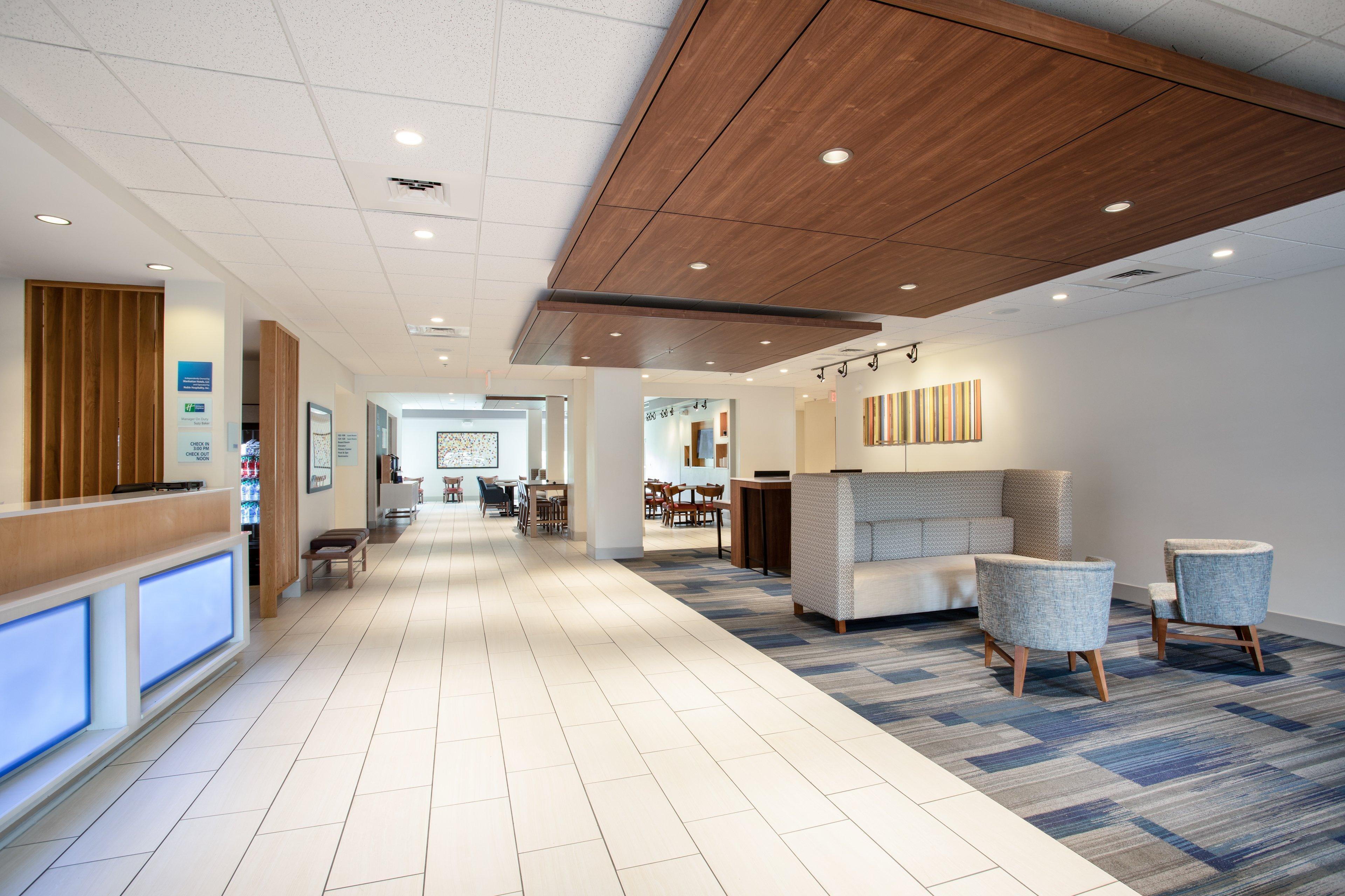 Holiday Inn Express & Suites Manhattan By Ihg Exterior photo