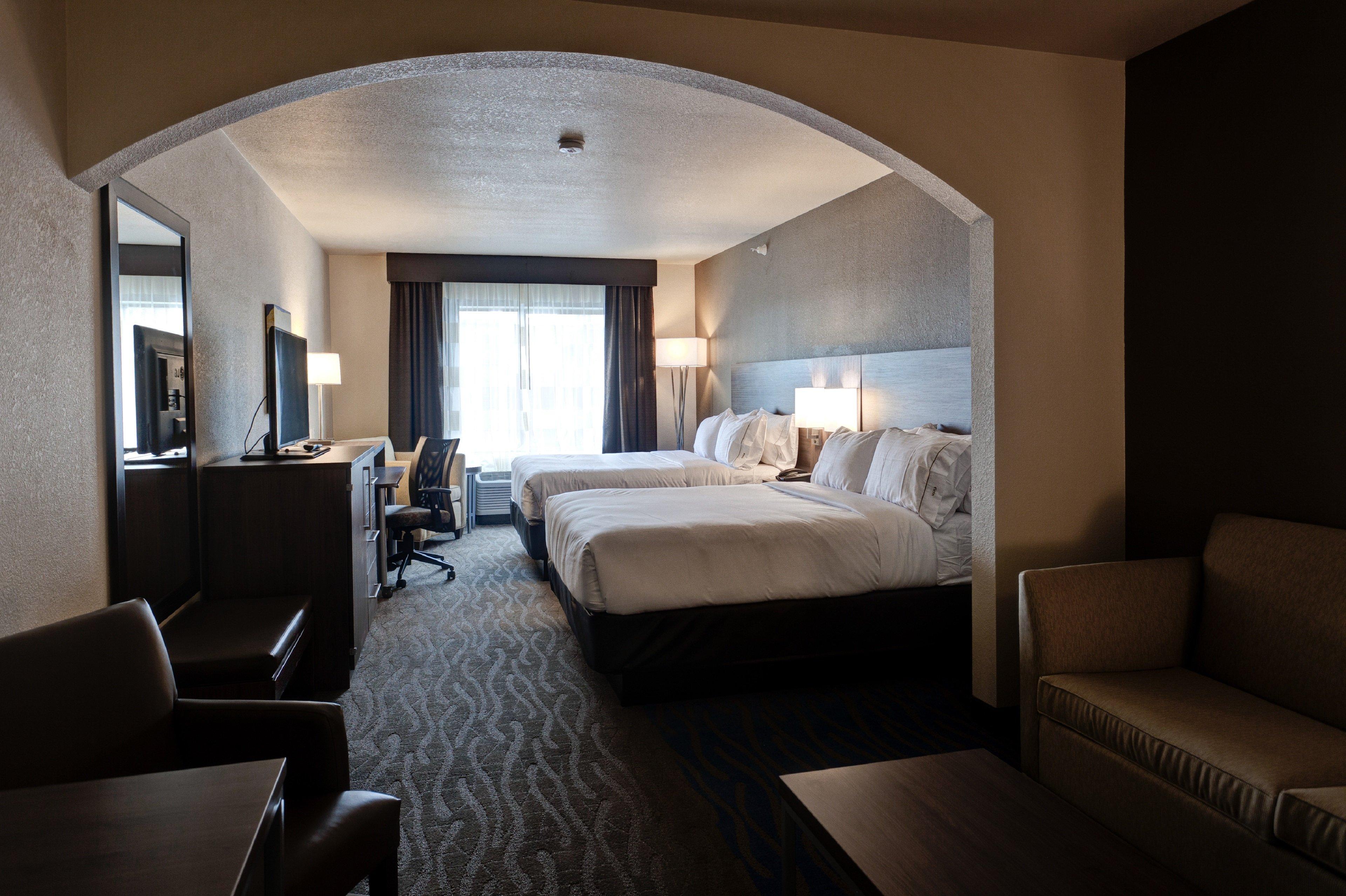 Holiday Inn Express & Suites Manhattan By Ihg Exterior photo