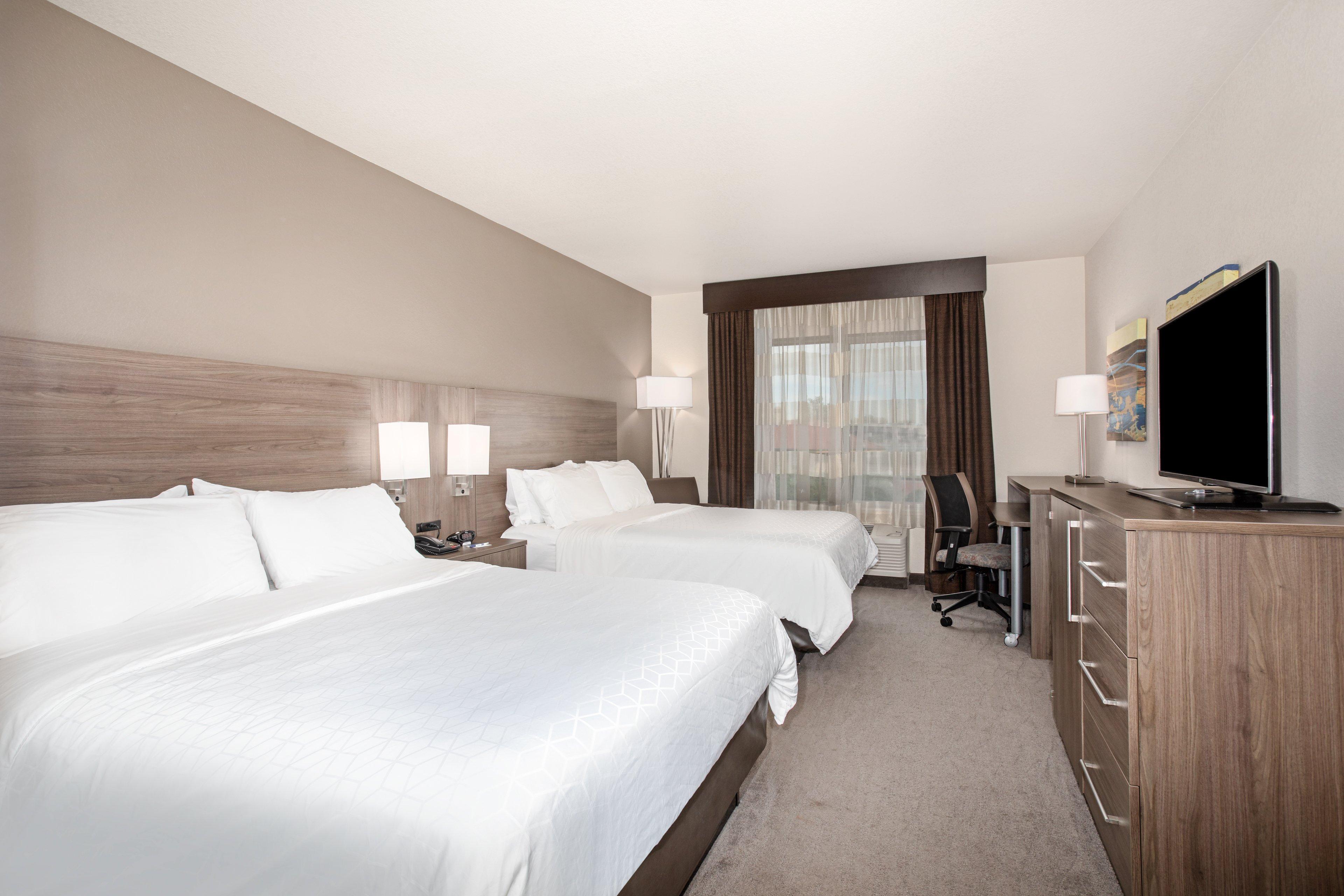 Holiday Inn Express & Suites Manhattan By Ihg Exterior photo