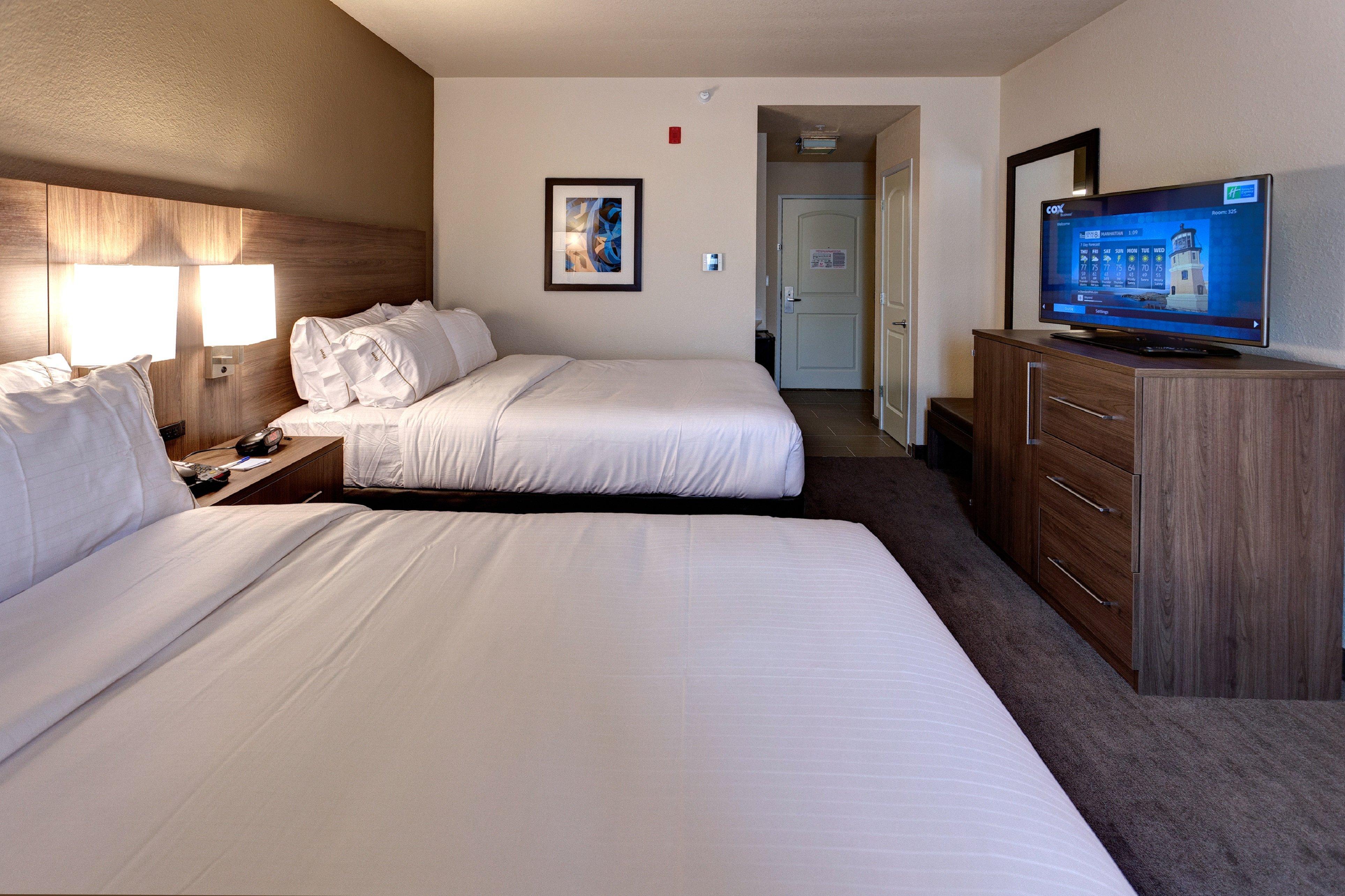 Holiday Inn Express & Suites Manhattan By Ihg Exterior photo