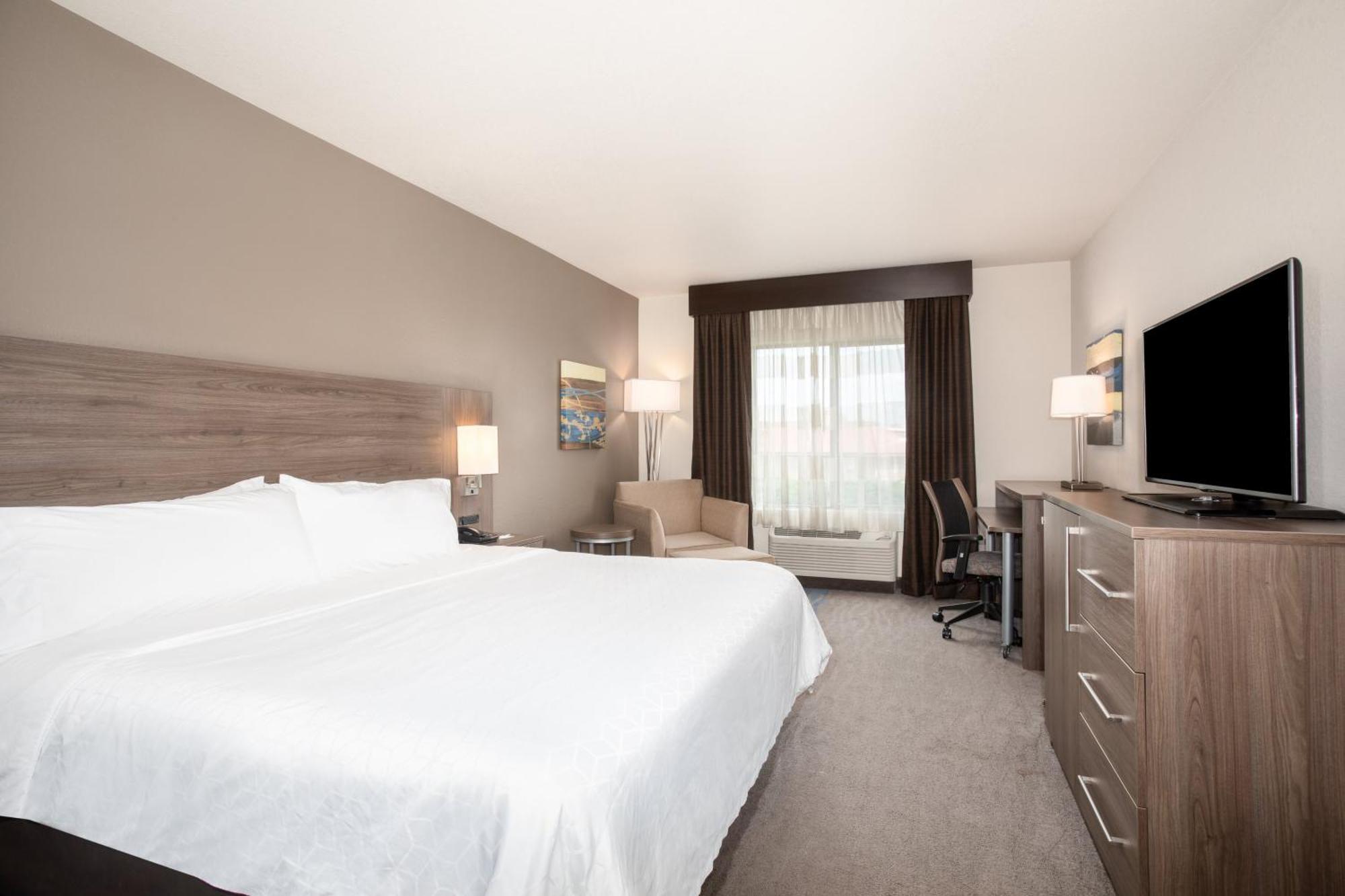 Holiday Inn Express & Suites Manhattan By Ihg Exterior photo