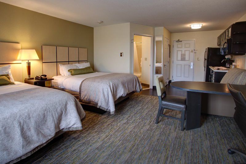 Holiday Inn Express & Suites Manhattan By Ihg Exterior photo