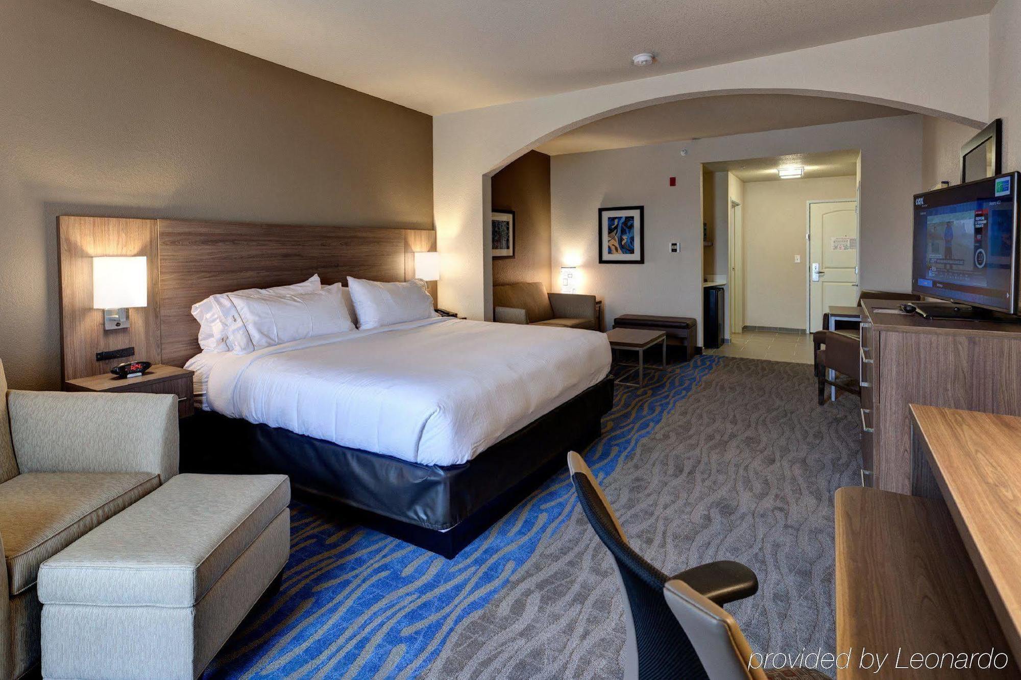 Holiday Inn Express & Suites Manhattan By Ihg Exterior photo